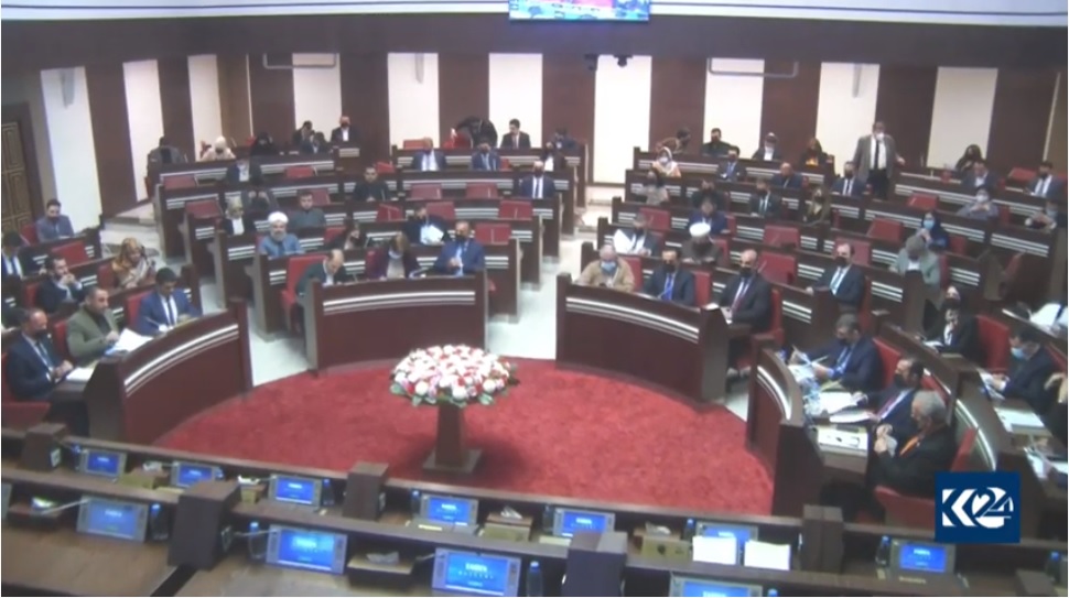 په‌رله‌مانتارێك: کێشەی مووچە بە سێلفی و تەپڵ لێدان چارەسەر نابێت 